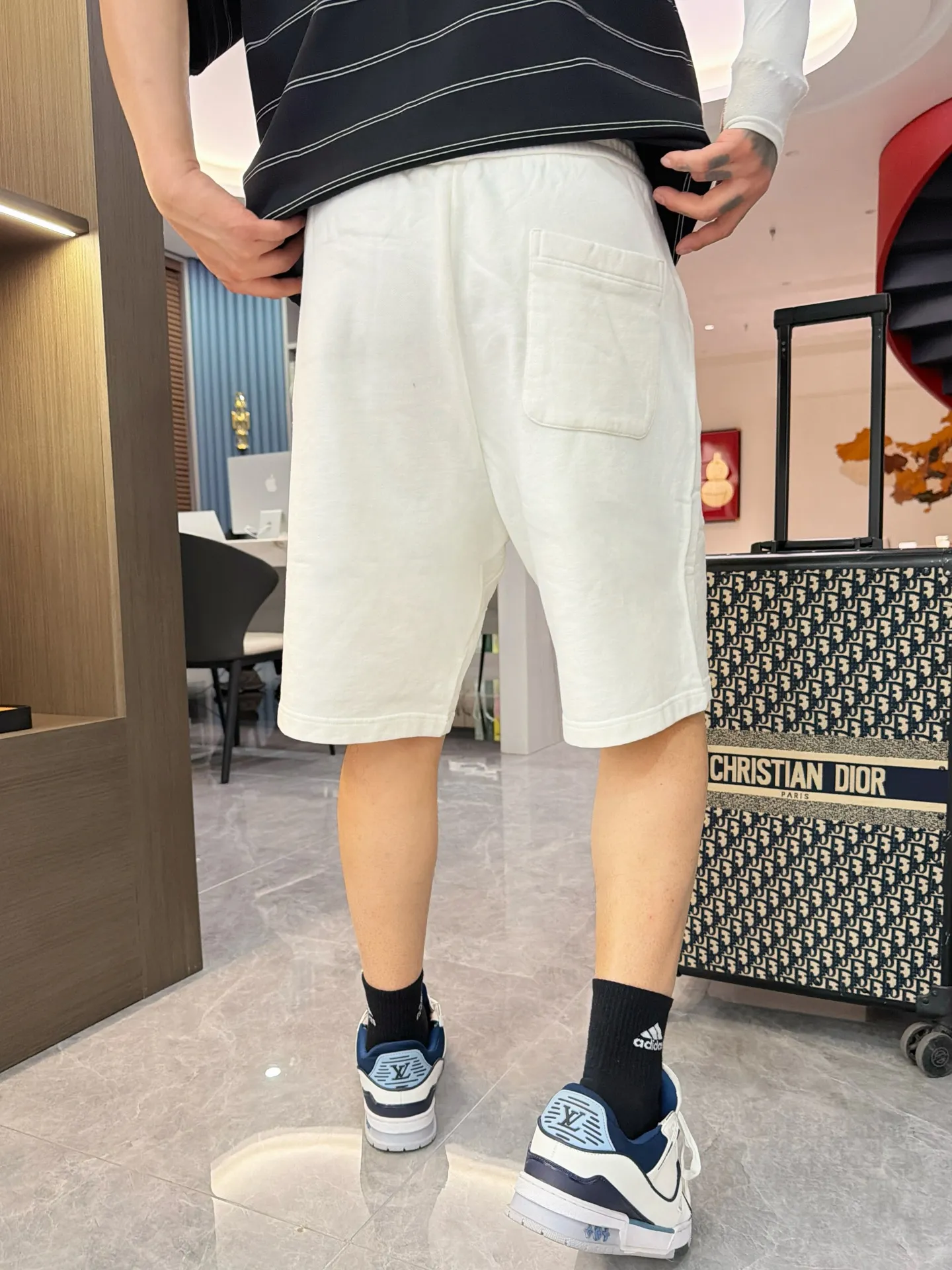 Balenciaga's three-standard complete 2026 summer New Arrival men's casual shorts, advanced custom-made Breathable fabric, Breathable fabric, extremely stretchy and comfortable, impeccable details, top-grade accessories, original logo design concept, delicate and soft feel! The upper body fit is awesome! Size: M-XXXL Please state your height and weight when ordering